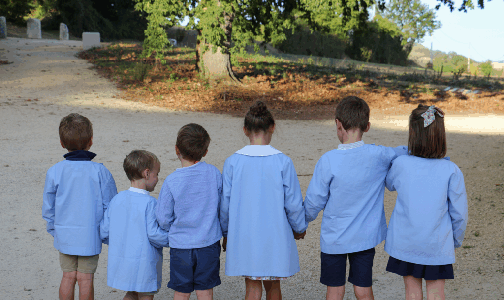 Image d'un groupe d'enfant vue de dos